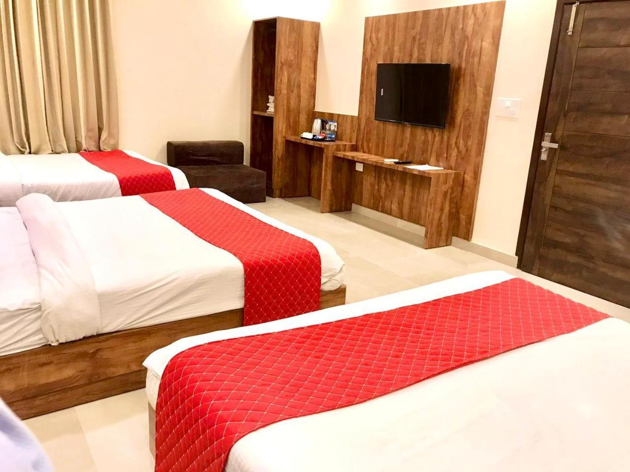 Hampton Hotel - 200 Mt From Golden Temple Amritsar Ngoại thất bức ảnh