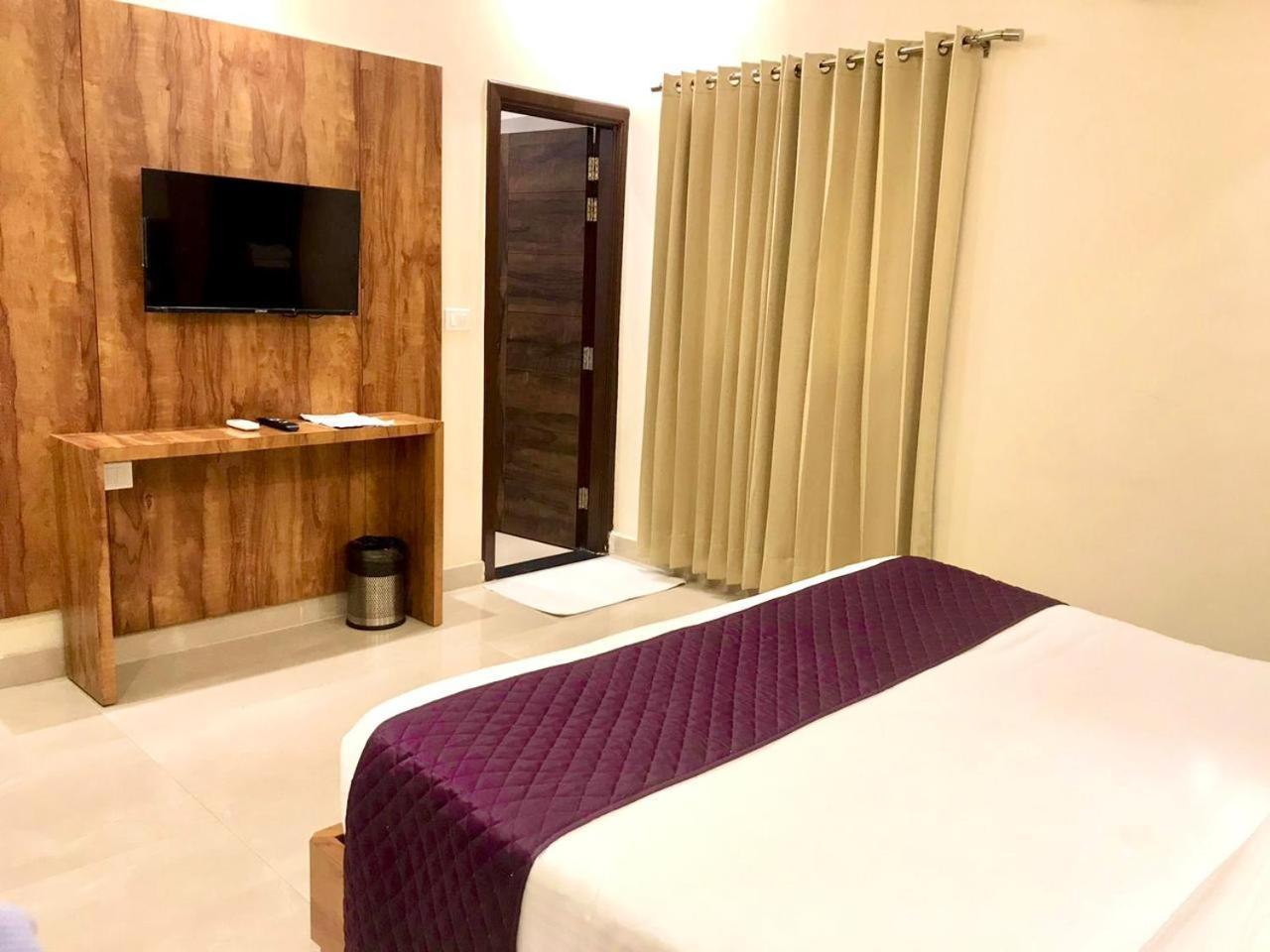Hampton Hotel - 200 Mt From Golden Temple Amritsar Ngoại thất bức ảnh