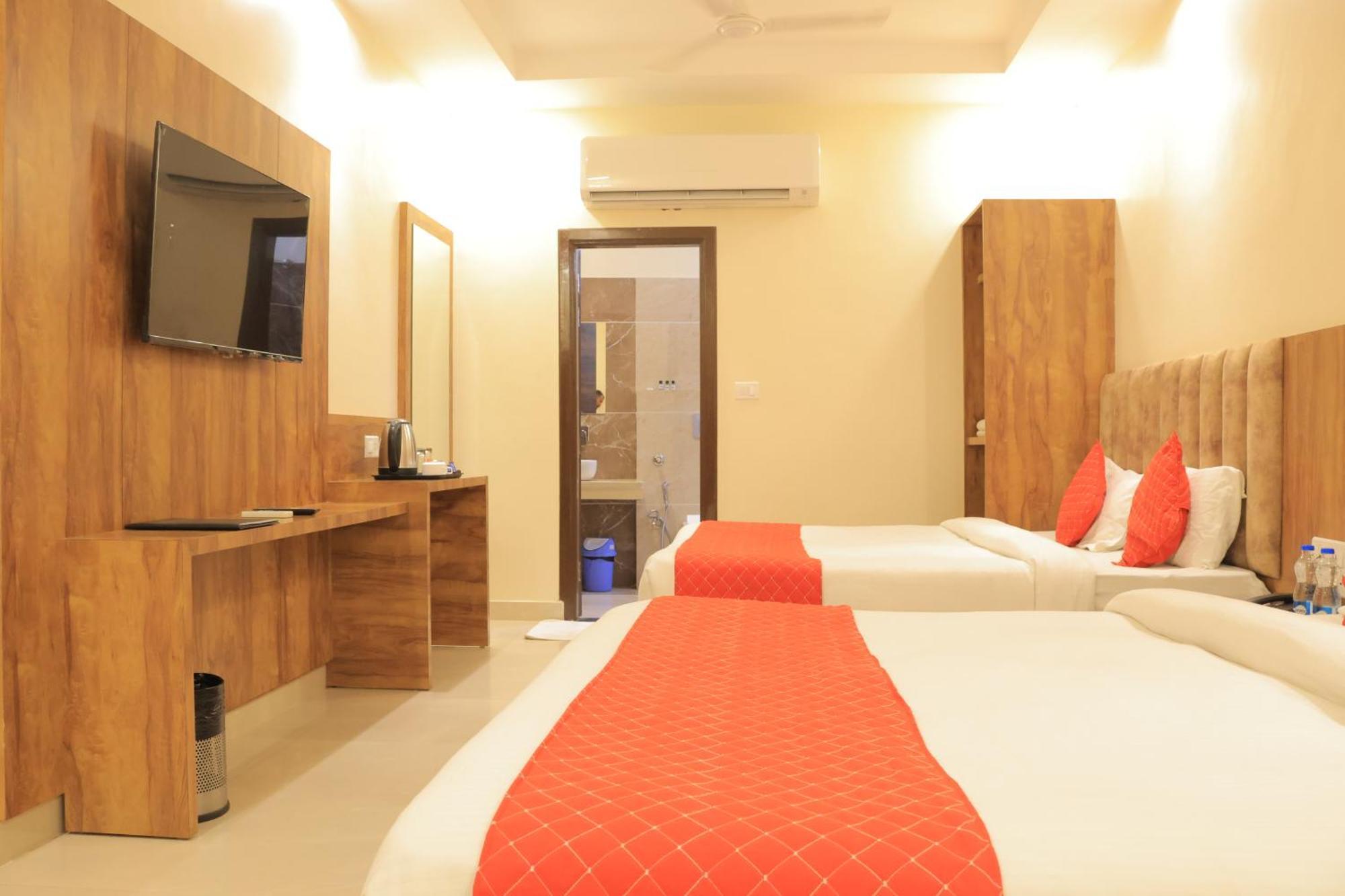 Hampton Hotel - 200 Mt From Golden Temple Amritsar Ngoại thất bức ảnh